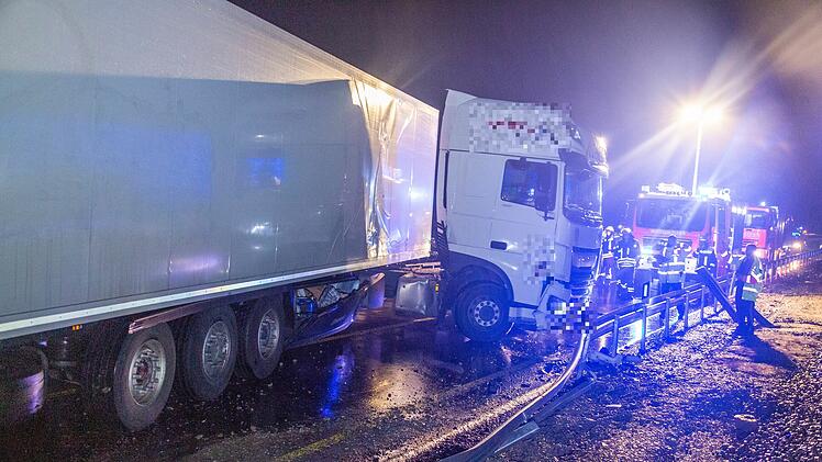 Massive Verkehrsbehinderungen nach Unfall mit Lastwagen auf der A3