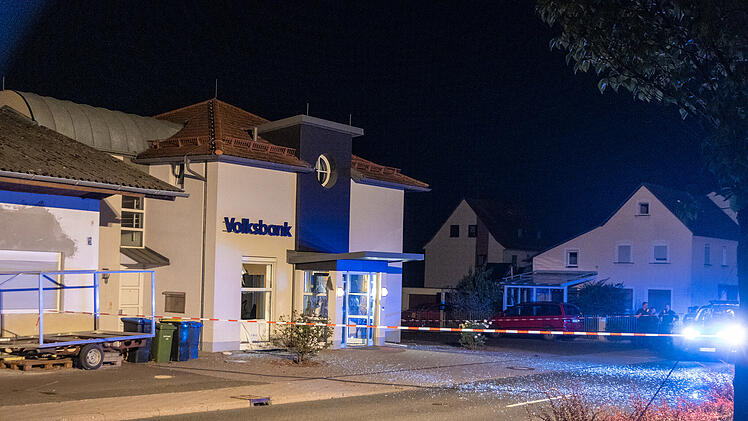 Bankautomat gesprengt: Gebäude stark in Mitleidenschaft gezogen