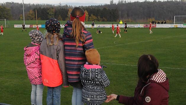 Auf dem Sportplatz des SV Detter-Weißenbach (unser Bild) müssen zwar keine Kinder, aber auch Frauen und weibliche Jugendliche Eintritt bezahlen. Diese Form der Gleichberechtigung ist in den unteren Ligen aktuell die Ausnahme. Foto: ssp