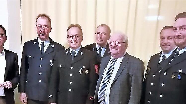 Ehrungen wurden bei der FFW Schnaid durchgef&uuml;hrt: Jens Korn, Ralf Fischer, Josef Wolf, Rudolf Wiedel, Bernd Steger, Frank Fischer, Vorstand Nico Fischer (von links).