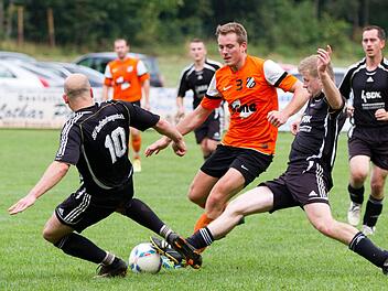 Der FC Gehülz mit Kevin Hanna (orangenes Trikot) und der SSV Oberlangenstadt belegen in der Kreisliga zur Winterpause die Plätze 11 und 10. Zum Saisonauftakt trennten sie sich mit 2:2. Foto: Heinrich Weiß