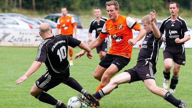 Der FC Gehülz mit Kevin Hanna (orangenes Trikot) und der SSV Oberlangenstadt belegen in der Kreisliga zur Winterpause die Plätze 11 und 10. Zum Saisonauftakt trennten sie sich mit 2:2. Foto: Heinrich Weiß