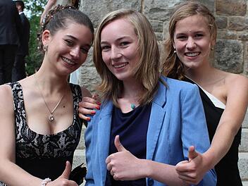 Geschafft! Ihr Traum-Notendurchschnitt von 1,0 lässt Christina Schürger, Katinka Theis und Lisa Grunenberg strahlen. Foto: Pfannes