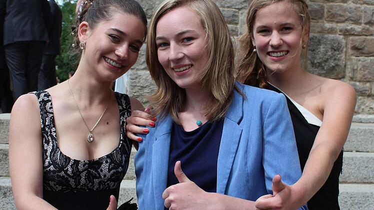 Geschafft! Ihr Traum-Notendurchschnitt von 1,0 lässt Christina Schürger, Katinka Theis und Lisa Grunenberg strahlen. Foto: Pfannes