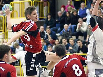 TSH-Spielertrainer Ingo Kundmüller (am Ball) hatte ein goldenes Händchen, denn mit der Schlussirene stellte er den Sieg gegen den TV Altdorf sicher. Fotos: herzopress