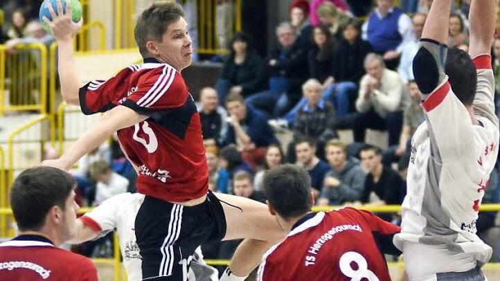 TSH-Spielertrainer Ingo Kundmüller (am Ball) hatte ein goldenes Händchen, denn mit der Schlussirene stellte er den Sieg gegen den TV Altdorf sicher. Fotos: herzopress