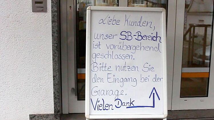 Schild mit dem Hinweis, dass der Eingangsbereich geschlossen und keine Geldausgabe möglich ist (Foto: News5 / Fricke)