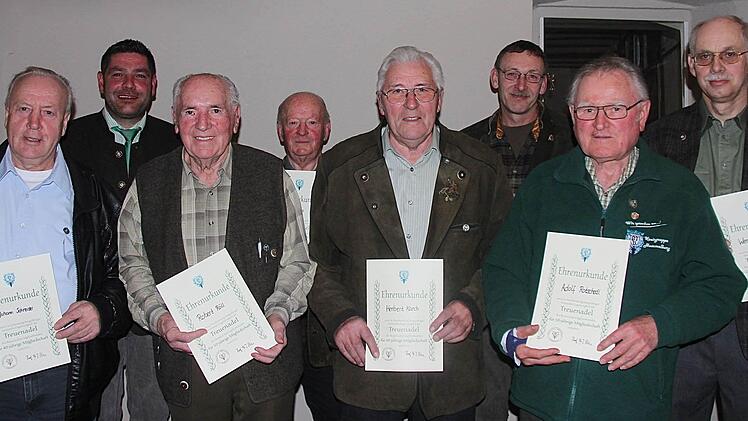 Ehrung für langjährige Treue zum BJV (v.l.): Johann Schneider, Robert Röll, Herbert Karch und Adolf Rotschedl; (hinten v.l.): Vorsitzender Daniel Lohfink, Erich Fuss, Kurt Tumpach und Werner Pezl.