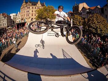 Der Kulmbacher BMX-Profi Michael Meisel, hier bei einem Show-Event in Braunschweig, gehört zu den besten Zweiradartisten Deutschlands. Foto: Hans Friedrich