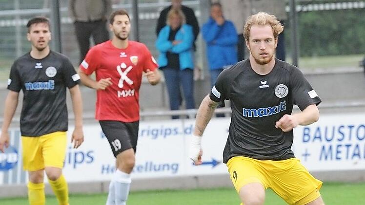 Neben Kristian B&ouml;hnlein dr&uuml;ckte Dominik Schmitt (r.) dem Altst&auml;dter Spiel seinen Stempel auf. Foto: Andi B&auml;r