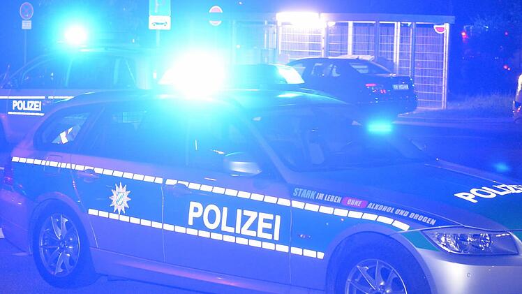 Bei einem Polizeieinsatz in Würzburg kam es zu einem Unfall mit einer jungen Fußgängerin. Die Frau musste ins Krankenhaus gebracht werden. Symbolfoto: Ronald Rinklef