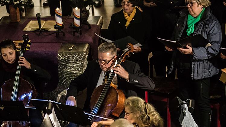 Die Sängervereinigun Bad Rodach und das Collegium musicum Hildburghausen unter der Gesamtleitung von Kirchenmusikdirektor Torsten Sterzik gestalteten ein Konzert in der Kirche St. Salvator in Untersiemau.Foto Jochen Berger