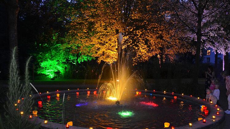 Romantik pur bei den beiden Springbrunnen seitlich des Hauptweges. Zusammen mit den farbig angestrahlten Bäumen boten die farbig illuminierten Brunnen ein kontrastreiches Bild.Peter Rauch