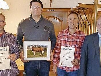 Die besten Betriebe der Kreiszuchtgenossenschaft wurden geehrt. Unser Bild zeigt (von links) Andreas Martin, André Hofmann, Michael Heyder und Zuchtleiter Markus Schricker.