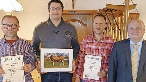 Die besten Betriebe der Kreiszuchtgenossenschaft wurden geehrt. Unser Bild zeigt (von links) Andreas Martin, André Hofmann, Michael Heyder und Zuchtleiter Markus Schricker.