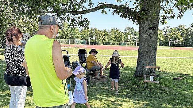 Bei der Gaudi-Olympiade mussten die Kinder mit Wasser gefüllte Schöpfkellen möglichst ohne Verluste durch einen Hindernisparcours bringen.