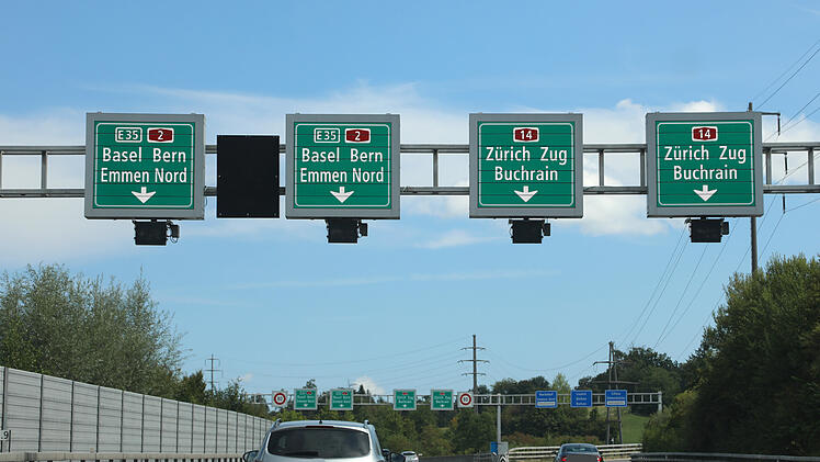 Schweiz Vignette Autobahn Verkehrskontrolle Transitgeb&uuml;hr Maut Kennzeichenerkennung Grenz&uuml;bergang Durchfahrtsabgabe Geschwindigkeitskontrolle Nationalstra&szlig;e Verkehrs&uuml;berwachung Urlauber Deutschland Italien-Reise Gotthard Durchgangsverkehr Parlament Nationalrat St&auml;nderat Verkehrsinfrastruktur Reisekosten Alpenroute Nord-S&uuml;d-Verbindung Automatische Erfassung Verkehrssystem Sommerurlaub Ferienverkehr Kostensteigerung Urlaubsplanung Schweizer Bundesrat