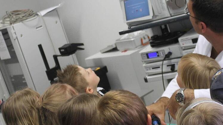 Gebannt verfolgen die Kinder auf dem Bildschirm die Aufnahmen der Paprika.