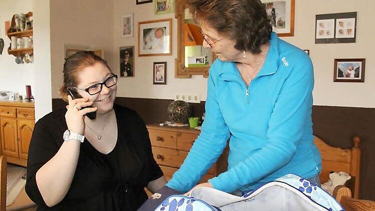 Während Heidi Münz für ihren Mann Günther einiges zusammenpackt, telefoniert Tochter Katharina mit ihrem Papa. Foto: Corinna Igler
