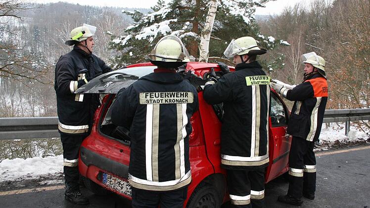 Die Feuerwehr legte das abgeschnittene Dach wieder auf das Wrack des Kleinwagens.