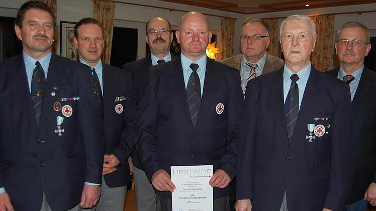 Ehrung treuer Mitglieder: Reinhold Schäfer, Holger Fröhlich und Hubert Wald (v. l.) zeichneten Arnold Heilmann (Mitte) und Rudi Wald (2. v. r.) aus, dahinter 2. Bürgermeister Edgar Lutz sowie Bürgermeister Gotthard Schlereth (r.). Reinhard Kenner war verhindert. Foto: Günther Straub