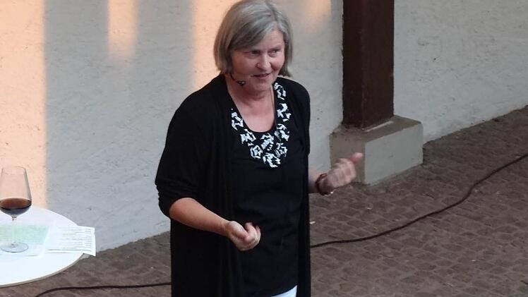 Vom Blutdruckmessgerät, das den Sex im Alter beschert, und ihrem Mann, der ein perfekter Dosenöffner war, als sie ihn kennenlernte, erzählte Helga Siebert vor ihrem Publikum.