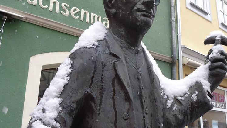Gefroerene Gurke gefäl lig? Verschneites Denkmal des Gurken-Alex.Foto: Jochen Berger