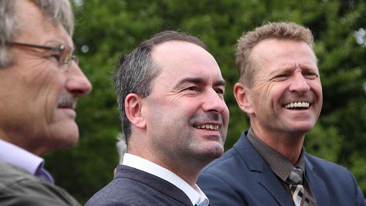 Bürgermeister Wilhelm Friedrich (von links) mit Hubert Aiwanger und Günther Felbinger. Foto: Ulrike Müller