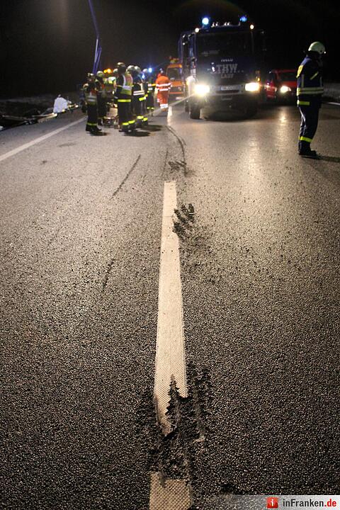 Gemüse-Sattelzug kippt auf A9 um