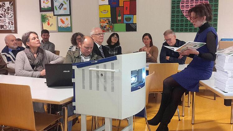 Bei der Präsentation gab es auch gleich etwas zu hören. Verena Bedenk (rechts) las den Gästen eine der insgesamt 17 Biber-Geschichten vor. Foto: Rolf Pralle