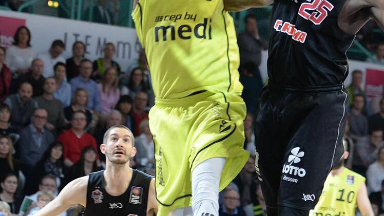 Daniel Mullings wird von Gabriel Olaseni geblockt. Foto: Peter Mularczyk
