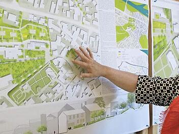 Bürgermeisterin Regina Wohlpart vor dem Siegerentwurf des Ideenwettbewerbs Fotos: Hans Kurz