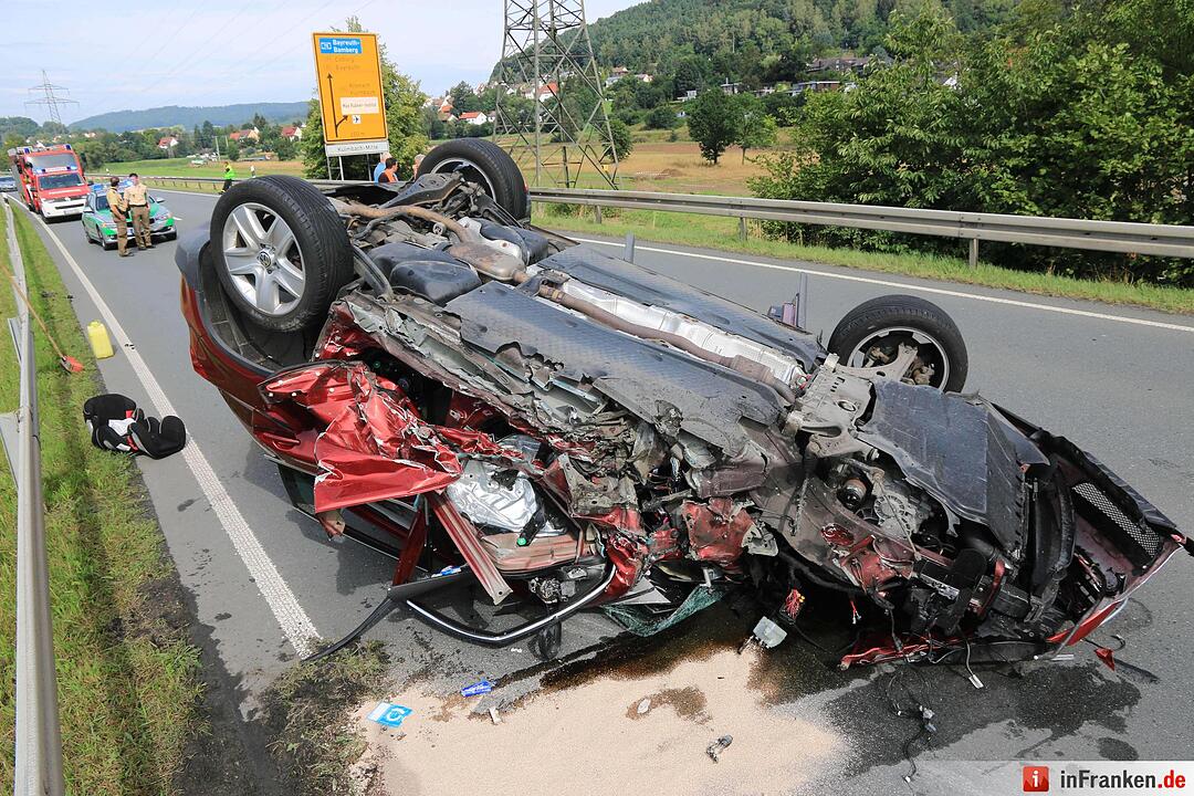 Schwerer Unfall in Kulmbach: Auto überschlägt sich auf B289