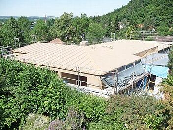 Blick von der Sessenreuther Straße auf das Dach des Anbaus des Herbert-Kneitz-Kindergartens Foto: Werner Reißaus