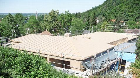 Blick von der Sessenreuther Straße auf das Dach des Anbaus des Herbert-Kneitz-Kindergartens Foto: Werner Reißaus