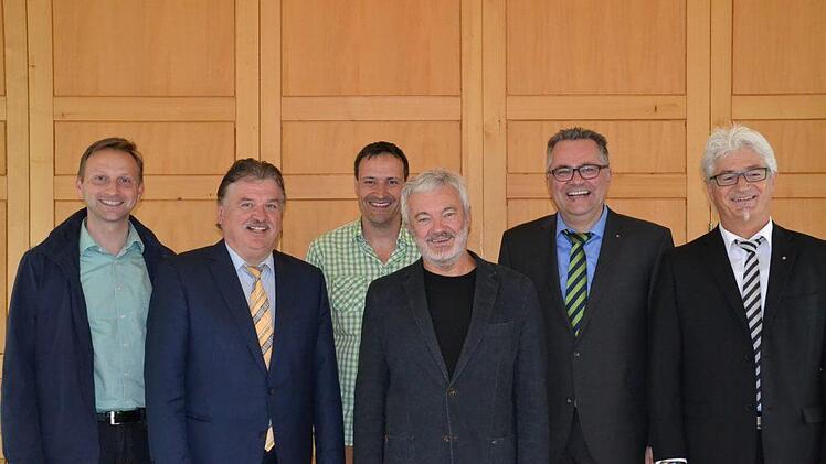 Thomas Zapf (mi.) wurde von (v.l.) Bürgermeister Robert Bosch, Landrat Klaus Peter Söllner, seinem Nachfolger Berndt Lengenfelder, Karl Schulz (Vorstand Rummelsberger Diakonie, dem Schulträger) und dem Regionalleiter Fritz Glock in den Vorruhestand verabschiedet