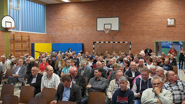 Mit rund 180 Besuchern war die Untersteinacher Schulturnhalle bei der Bürgerversammlung gut gefüllt.