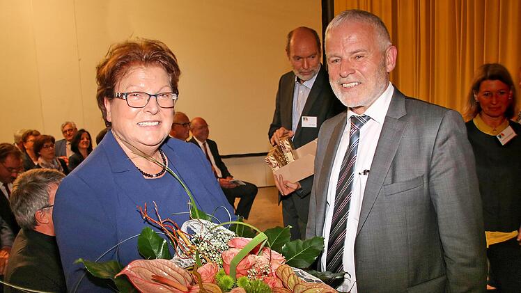 Einen großen Blumenstrauß bekam Landtagspräsidentin Barbara Stamm (rechts) nach ihrer Festrede zum 50-jährigen Bestehen des BBZ von Schulleiter Harry Koch (rechts).Foto: Dieter Britz