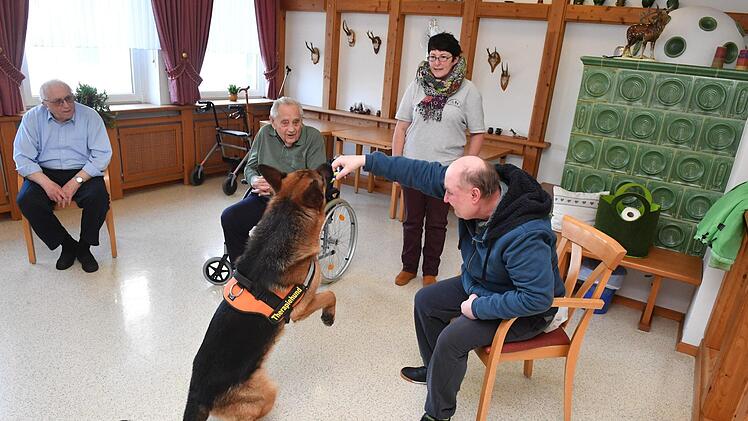 Therapiehund Aramis bei den Senioren im Kulmbacher WohnstiftFoto: Ronald Rinklef