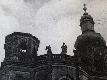 Die am 18. April 1944 nach einem Blitzschlag abgebrannte Haube des westlichen Turms der Banzer Stiftskirche.Archiv Pfuhlmann