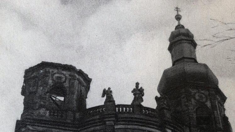 Die am 18. April 1944 nach einem Blitzschlag abgebrannte Haube des westlichen Turms der Banzer Stiftskirche.Archiv Pfuhlmann