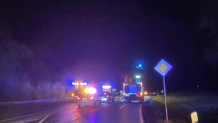 Bei einem Unfall auf der B22 wurde eine 47-Jährige in ihr Auto eingeklemmt.  Die Frau und eine 19-Jährige mussten ins Krankenhaus. Foto: NEWS5 / Holzheimer