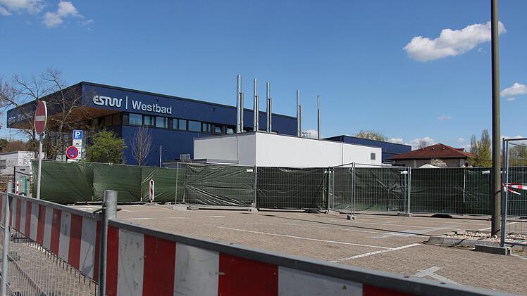 Ruhig war es am Freitagnachmittag im Corona-Testzentrum auf dem Parkplatz des Westbads in Alterlangen. Seit 30. März werden hier im Drive-In-Verfahren Abstriche von Verdachtsfällen   im Auto gemacht, allerdings nur auf Absprache mit dem Gesundheitsamt. Foto: Christian Bauriedel