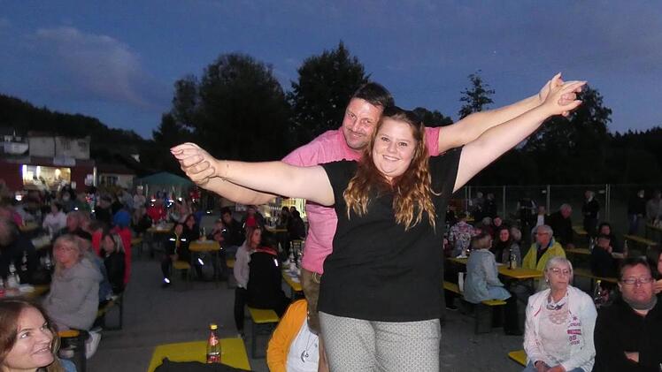 Papa Stefan Schuler und Tochter Anna Lena aus Gädheim sind ganz große "Dorfrocker"-Fans.