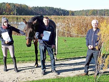 Walter Ferbar (r.) übergab an den Vorsitzenden Gert Berger und dessen Stellvertreterin Rebecca Pfäffle die Mitgliedsurkunde. Foto: Richard Sänger