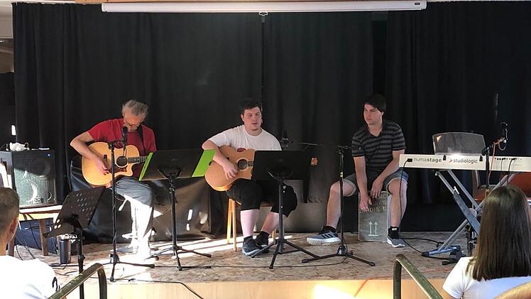 Unter anderem diese  Besetzung des Rock- & Pop-Projekts "Young Beats" spielte mit Christian Hirschler, Dominik und Fabian Elm beim Konzert in der Galerie Form+Farbe auf.  Foto: Heike Greenberg-Kremser