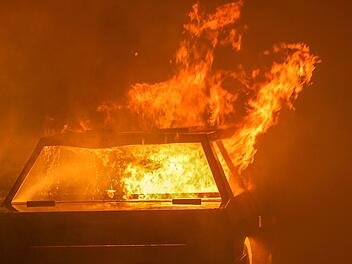W&uuml;rzburg: Mann befreit Senior (86) aus brennendem Auto - Fahrer in Lebensgefahr