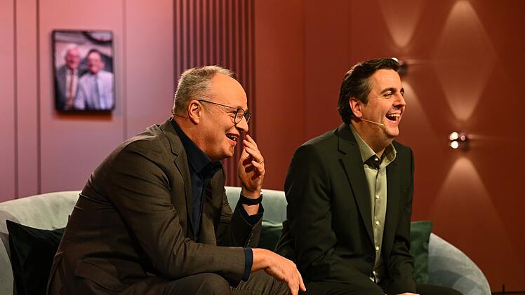 Fernsehen macht doch am meisten Spa&szlig; in bester Gesellschaft: Oliver Welke (links) und Bastian Pastewka am&uuml;sieren sich.