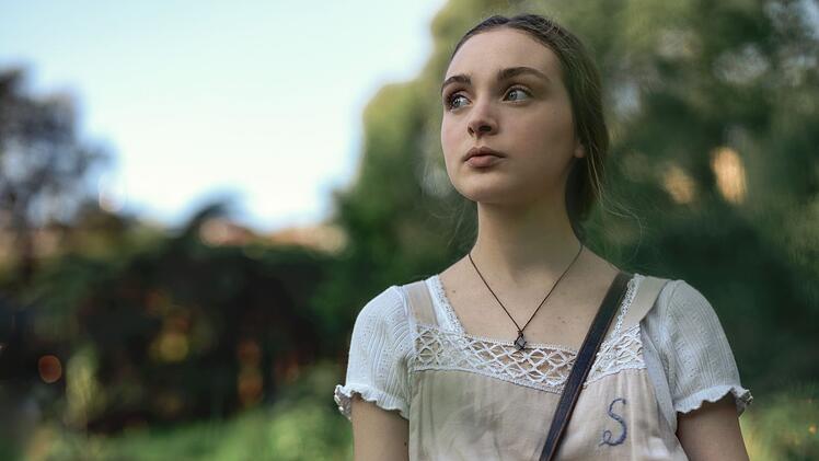 Sarah (Chloe Jean Lourdes) ist die Tochter von Jenna und Henry Reid. Ihre Eltern halten Sie liebevoll von "der Welt da drau&szlig;en" fern.