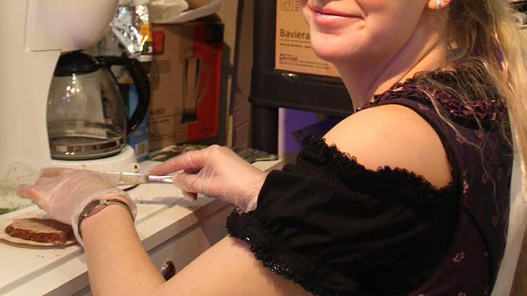 Auch Königin Barbara half beim Schmieren der Brote. Foto: Andreas Dorsch